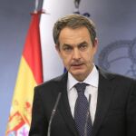 El jefe del Gobierno, José Luis Rodríguez Zapatero, leyó ayer una declaración institucional sobre el comunicado de ETA