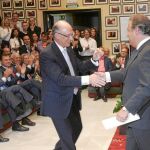 El alcalde, Juan Ignacio Zoido, saluda al cabeza de lista del PP al Congreso, Cristóbal Montoro