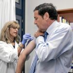 El consejero de Sanidad, Antonio María Sáez Aguado, se vacuna contra el virus de la gripe
