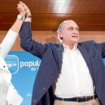 Alicia Sánchez-Camacho arropó ayer a Jorge Fernández en su proclamación como candidato del PP por Barcelona en un acto en el auditorio del World Trade Center.
