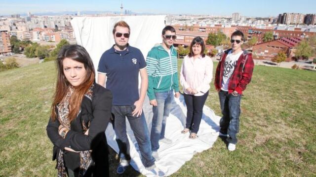 Irse de España o seguir peleando. Nuestros jóvenes se replantean su futuro en un momento de especial incertidumbre. Marta Lucas, Daniel Repullo, Alejandro Parrilla, Cristina Recio y David Hidalgo