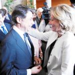 El presidente en funciones se emocionó al agradecer a Esperanza Aguirre «su confianza y cariño».