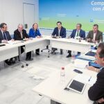 Zoido, flanqueado por Carlos Rojas y José Luis Sanz, se reunió ayer con el equipo económico de su partido