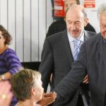 Felipe González junto a Alfredo Pérez Rubalcaba tras el coloquio de ayer