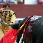 Antonio Barrera se golpea con una banderilla en el párpado