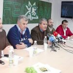 El presidente de Fecoam, Santiago Martínez (centro), en un acto reciente