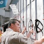 Un grupo de argentinos protesta ante un banco en diciembre de 2001