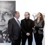 El alcalde Javier León de la Riva junto al fotógrafo y la secretaria de Estado de Cooperación Internacional, Soraya Rodríguez