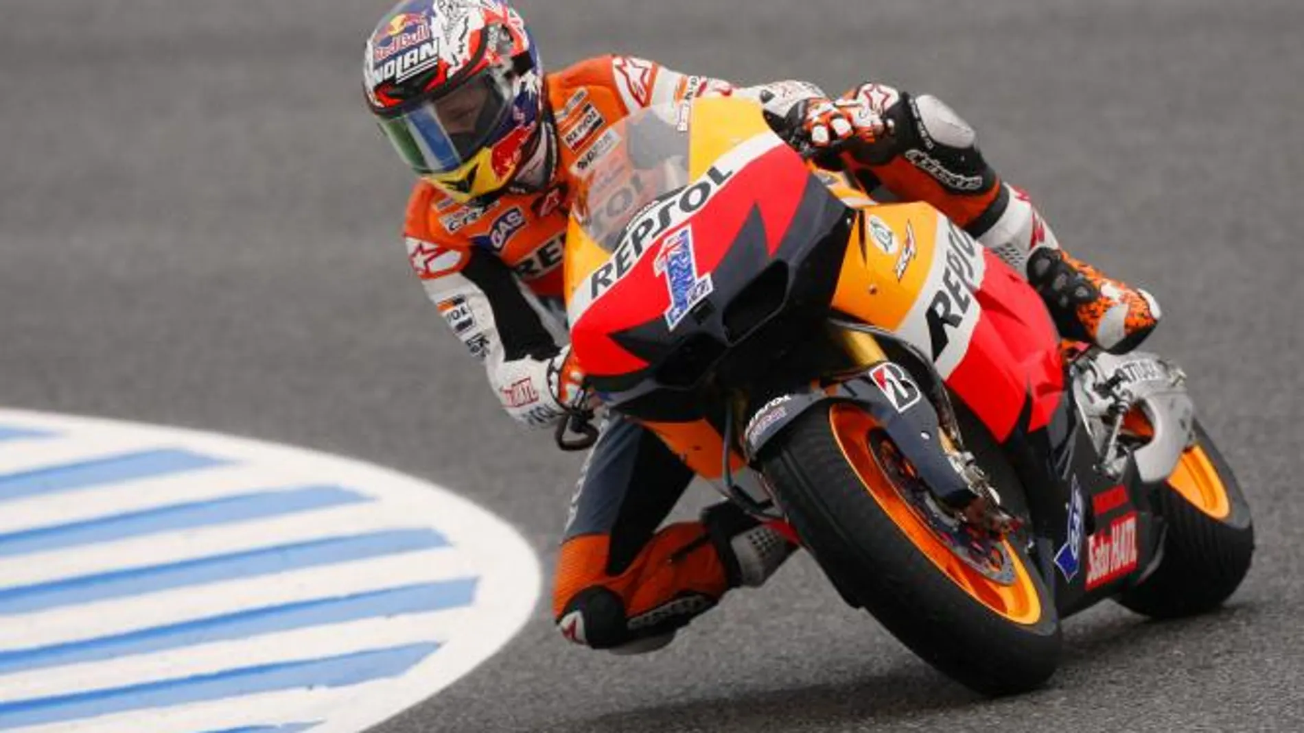 Stoner devuelve el golpe en Jerez