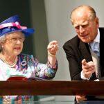 El duque de Edimburgo junto su esposa, la reina Isabel II