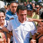 Los simpatizantes rodean al candidato opositor, Henrique Capriles, tras acudir a votar en la capital venezolana en una imagen de archivo