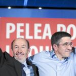 Rubalcaba y Patxi López durante el mitin de ayer