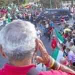 asi dos mil manifestantes convocados por el Sindicato Andaluz de Trabajadores, el movimiento 25-S y un grupo de profesores interinos que han perdido su puesto de trabajo este curso formaron una cadena humana alrededor del perímetro de la Cámara andaluza,