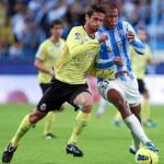 RONDÓN intenta avanzar ante la oposición de Raúl Rodríguez