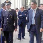 Berlusconi pasea ayer por el juzgado de Milán en un descanso de la vista