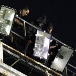 Técnicos tratan de arreglar los daños causados por el sabotaje