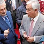 Griñán y Arenas compartieron ayer protagonismo en el acto de conmemoración del XXXIII aniversario de la Constitución que se celebró en Sevilla. El presidente de la Junta, en su intervención, abogó por «fortalecer el modelo de Estado» y «mantener vivo el e