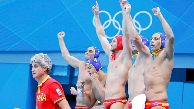 Los jugadores españoles celebran un gol frente a los griegos