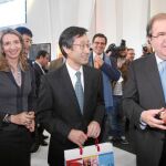 Herrera es obsequiado con una botella de sake en el expositor de Japón.
