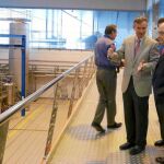 El cabeza de lista del PP al Congreso por Sevilla, Cristóbal Montoro, visitó ayer la fábrica de Heineken junto a varios dirigentes populares