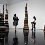La exposición ocupa tres plantas del museo y contiene trabajos de unos 75 creadores nacionales e internacionales