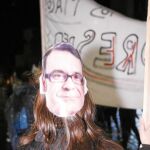 Los trabajadores se manifestaron el pasado viernes en Parla en protesta por los 110 despidos. Muchos de ellos acudieron con caretas del alcalde, José María Fraile