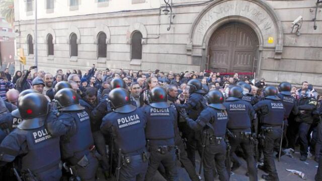 2 de diciembre. La protesta de unos 250 trabajadores de la Modelo provocó que el Govern se levantara de la mesa de negociación que aborda más recortes .