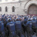 2 de diciembre. La protesta de unos 250 trabajadores de la Modelo provocó que el Govern se levantara de la mesa de negociación que aborda más recortes .