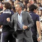 MOURINHO celebra uno de los goles de Cristiano en el Camp Nou