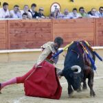 Manolo Sánchez se dobla con uno de sus toros de Los Bayones