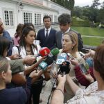 La ministra de Fomento, Ana Pastor, atendiendo a los medios de comunicación