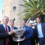 El alcalde, con el presidente de la Federación Española, sostiene la ensaladera tras llegar ésta a Sevilla