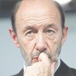 Si no lo sabe todo, lo parece: ¿No hay quién ofrezca otra imagen del candidato socialista que la de un excéntrico metomentodo compulsivo en agitación perpetua?