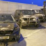 La Policía Judicial custodia los vehículos quemados en varios depósitos del Ayuntamiento de Madrid. En la imagen varios vehículos afectados en el depósito de Vicálvaro