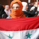 Una activista siria reclama ayer la libertad para su pueblo frente a la Embajada de Siria en Amán