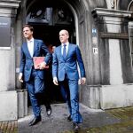 El «premier» holandés, Mark Rutte, (izda.) y el líder socialdemócrata, Diederik Samsom, salen del Parlamento en La Haya