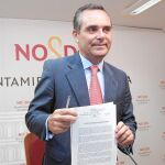 El portavoz del Grupo Popular en el Ayuntamiento, Juan Bueno, presentó la moción de rescate de Astilleros de Sevilla