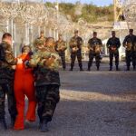 Un preso es trasladado por soldados norteamericanos dentro de la prisión de Guantánamo