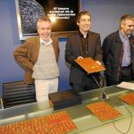 Francisco Giménez y Pedro Alberto Cruz (centro), en la presentación de las 423 monedas halladas