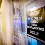 Algunas farmacias aún mostraban ayer el cartel en el que denunciaban los retrasos en los pagos de facturas pendientes
