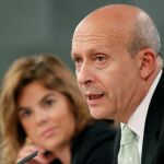 Soraya Sáenz de Santamaría, y el ministro de Educación, José Ignacio Wert, durante la rueda de prensa