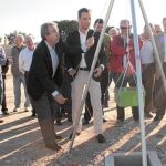El consejero Cerdá y el alcalde Ortuño pusieron ayer la primera piedra del embalse en Yecla