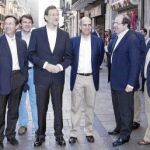 Rajoy en las calles céntricas de Salamanca, junto a Herrera, Javier Iglesias, Fernández Mañueco, Gonzalo Robles, Julián Lanzarote, Josefa García Cirac y Fernández Carriedo, entre otros