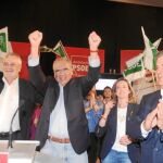 Alfonso Guerra, flanqueado por Griñán y José Antonio Viera, en el mitin de cierre de campaña en la capital