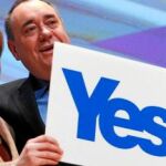 Salmond, junto a la viceprimera ministra, Nicola Sturgeon, en Perth