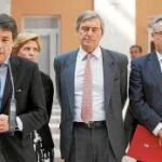 El alcalde de Parla (arriba el tercero por la derecha) sólo permaneció unos segundos en la comparecencia de González y los representantes de la FMM