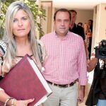 Horas más tarde de que la alcaldesa de Bormujos presentara sus avales, Amalia Gómez mostró su apoyo a la candidatura de Juan Bueno