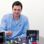 Juan Soto, gerente de USB Models, muestra uno de sus últimos trabajos.
