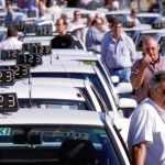 La reducción de taxis incumple la ratio contando la población flotante