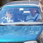 La Infanta Cristina e Iñaki Urdangarín abandonan su casa en un utilitario